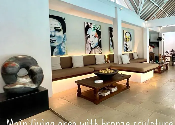 Anh Yeu - 6 Bedroom In With Huge Pool & Garden