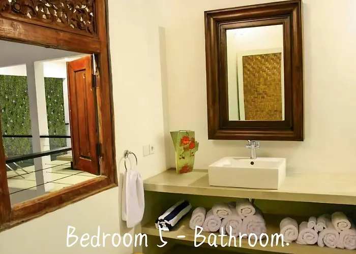 Anh Yeu - 6 Bedroom In With Huge Pool & Garden