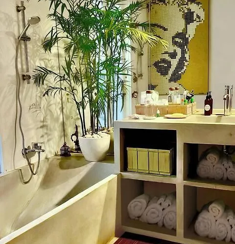 Anh Yeu - 6 Bedroom In With Huge Pool & Garden
